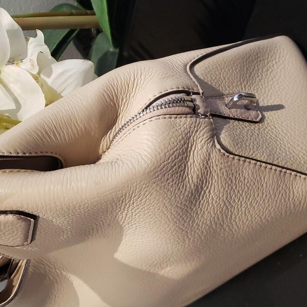 ❣️💫MARK DOWN 💫❣️Michael Kors cream Bag - Picture 3 of 13